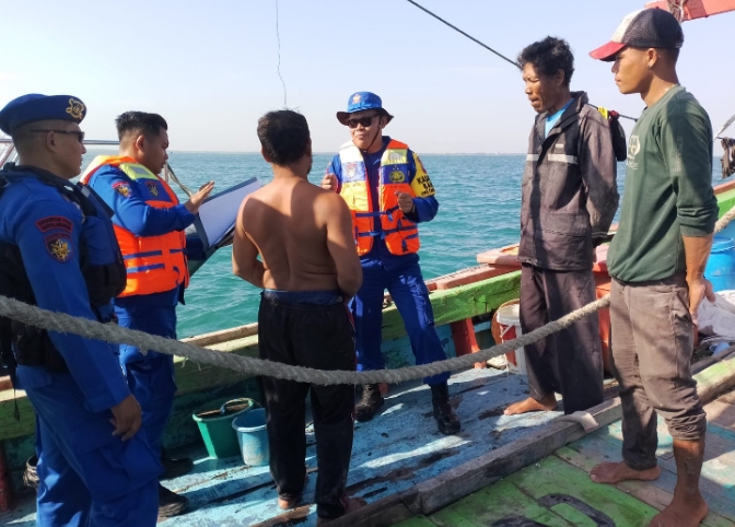 Ajak  Pemilu Damai, Polairud Polres Tegal Sambangi Komunitas Nelayan