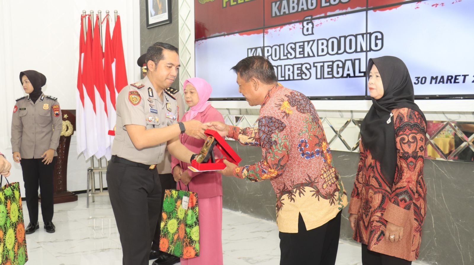 Kapolres Tegal Beri Penghargaan Pada Pelepasan Purna Tugas Pejabat Polres