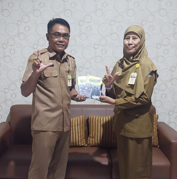 Perpustakaan Eka Pustaka SMP Negeri 1 Tegal Serahkan Buku Antologi Pantun Nasehat