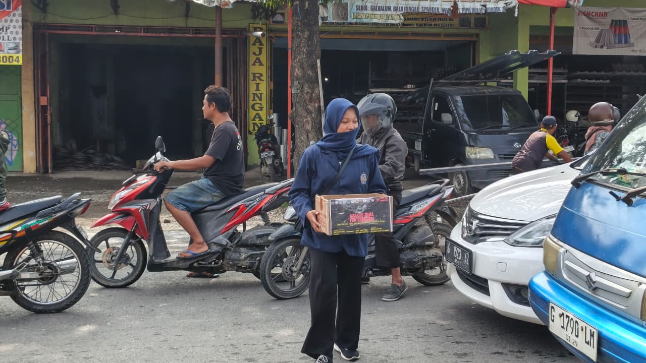 Tak Hanya Galang Dana, Mahasiswa Muhammadiyah Tegal Turun Langsung Jadi Relawan Tanah Bergerak Padasari
