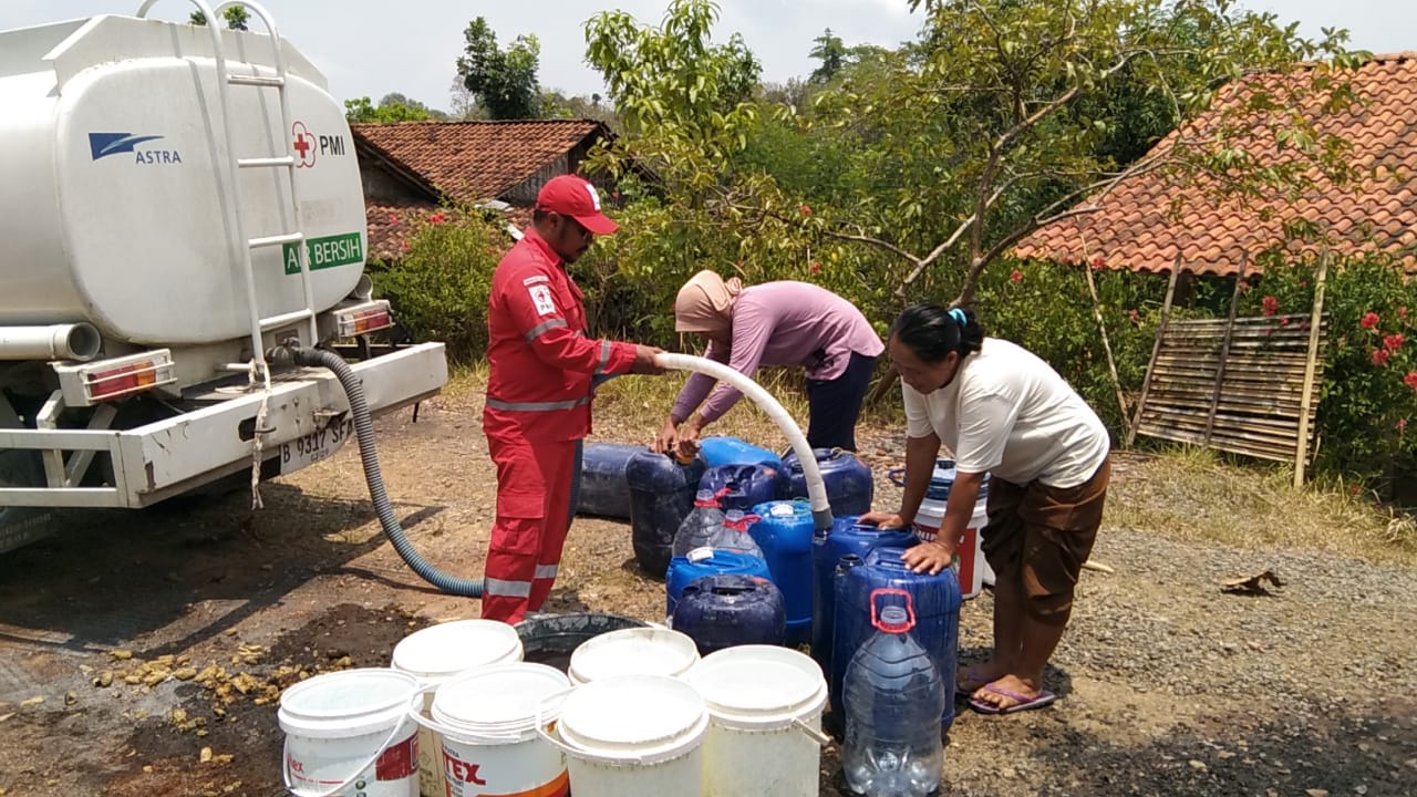 PMI Kabupaten Tegal Dropping 446.000 Liter Air Bersih