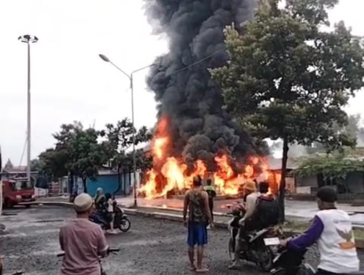 Diduga Korsleting Listrik, Lapak Pasar Loak Terminal Adiwerna Terbakar