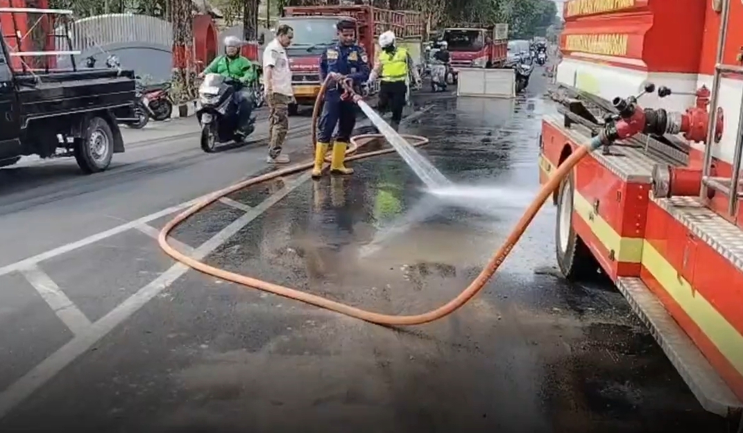 Drum Minyak Goreng Tumpah di Jalan Segitiga Emas Purwodadi, Dua Pengendara Tergelincir
