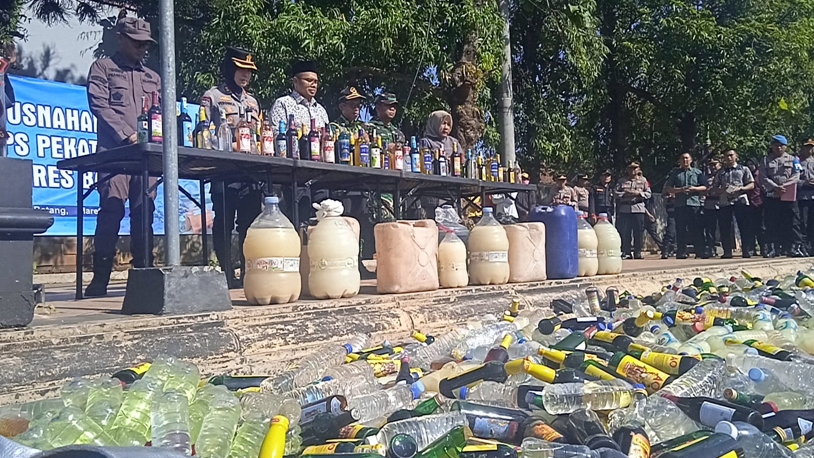 Musnahkan 13 Ribu Botol Miras dan 30 Kg Bahan Petasan, Hasil Operasi Pekat dan KRYD Polres Batang 