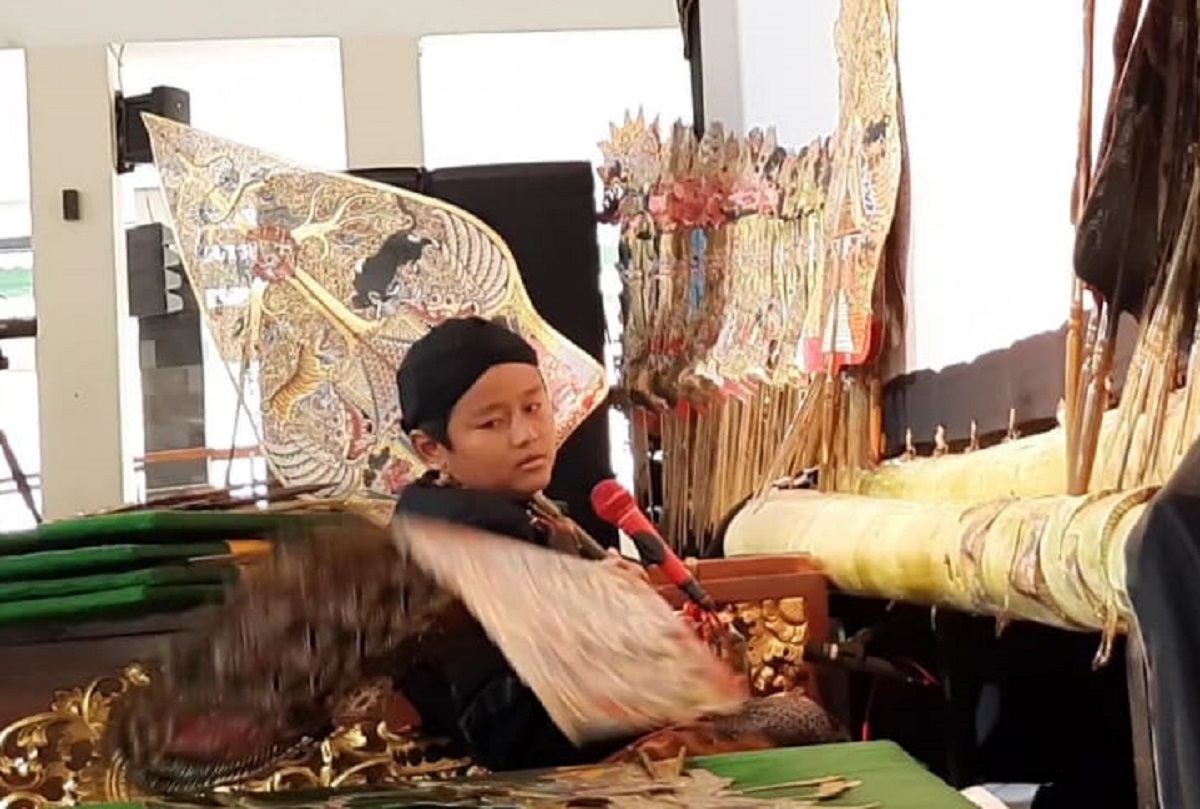 Punya Bakat Mendalang, Noval Belajar dari Video Wayang di Youtube