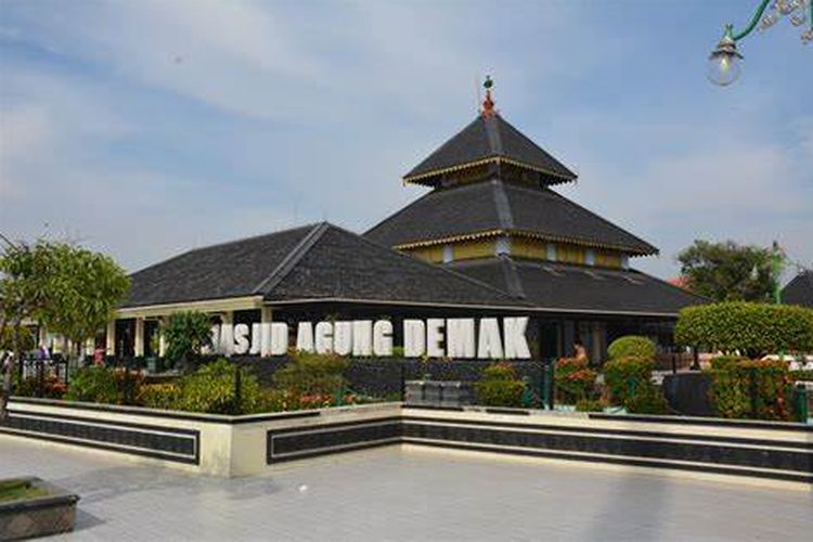 5 Daya Tarik Masjid Agung Demak; Wisata Sejarah dan Religi di Jawa Tengah