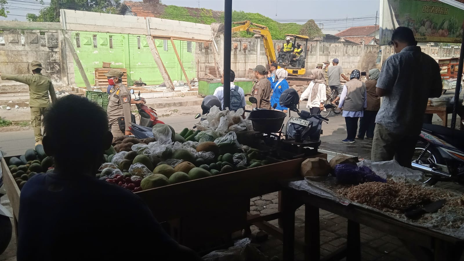 74 Lapak di Jalan Pattimura Ditertibkan, Puluhan PKL Direlokasi ke Pasar Batang