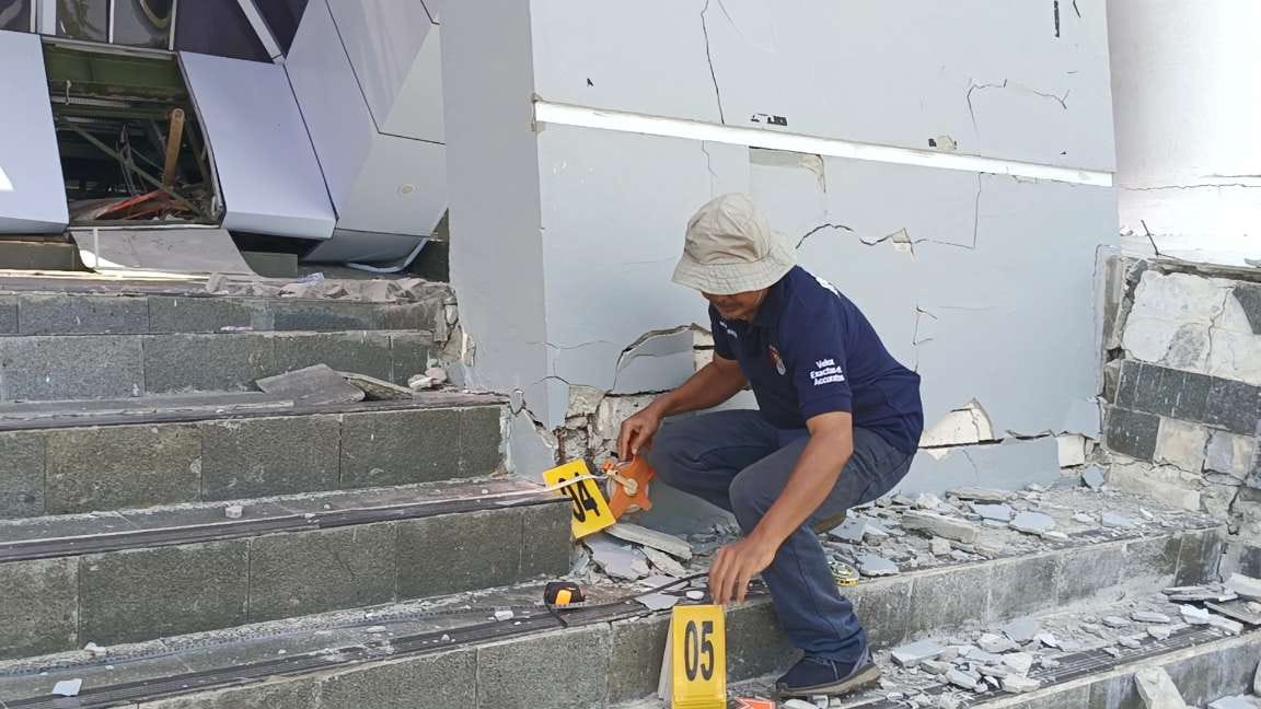 Tim Inafis Polres Brebes Selidik Penyebab Kantor Pemkab Brebes Atap Teras Ambruk