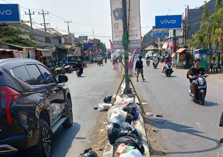 Warga Pemalang Nekat Buang Sampah di Pinggir Jalan 