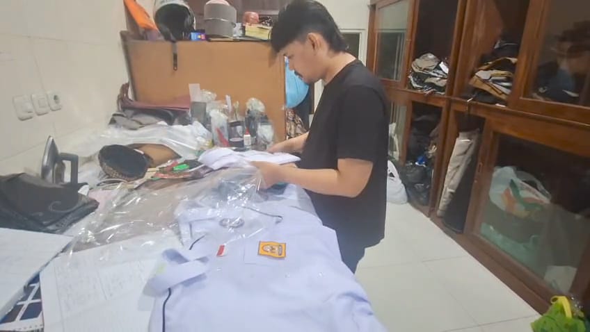 Penjahit Rumahan Kebanjiran Order Seragam Sekolah 