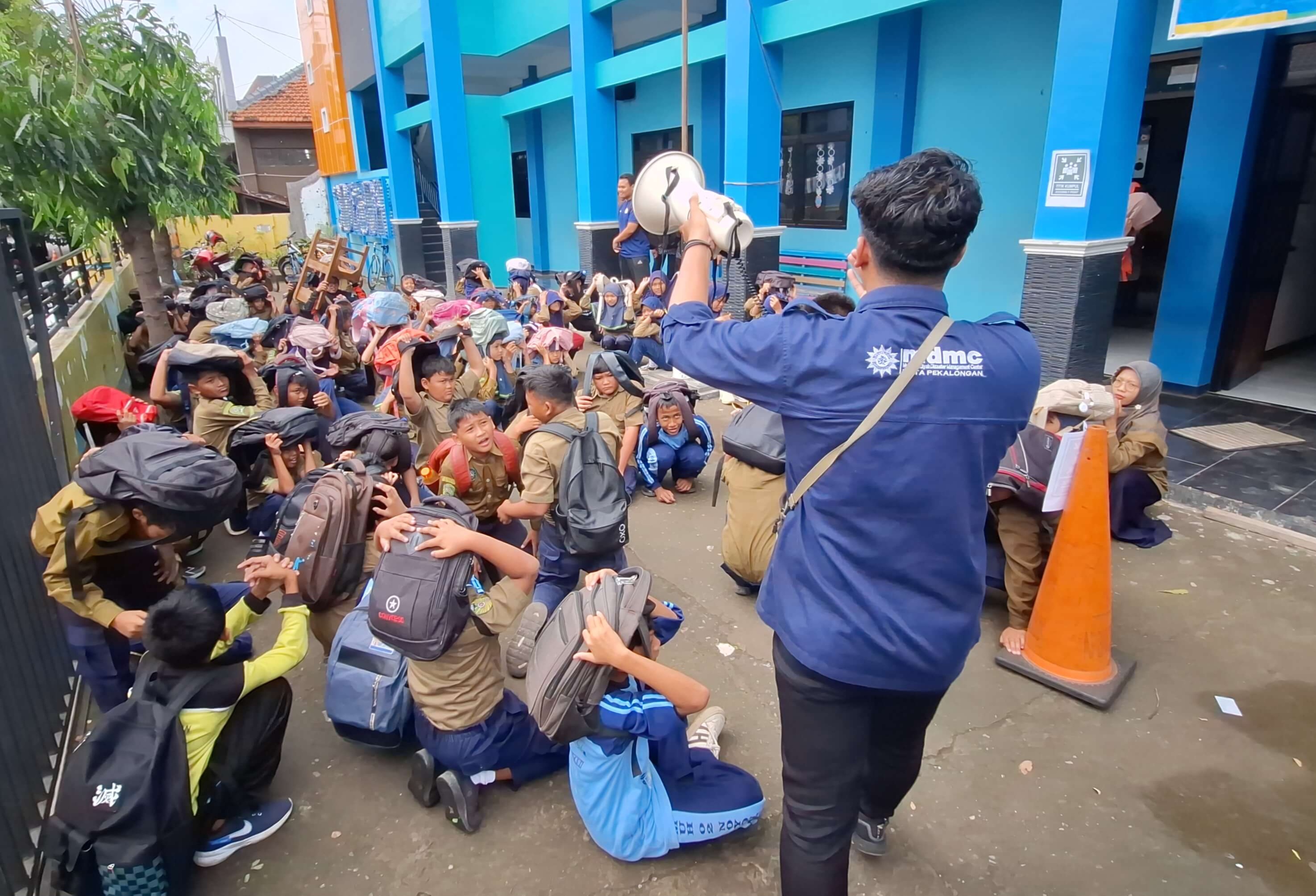 Ratusan Siswa Ikut Simulasi Selamatkan Diri dari Bencana Gempa Bumi