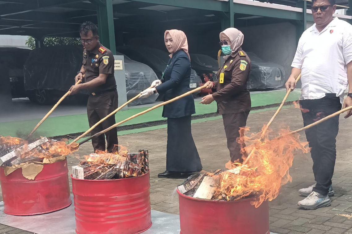 Kejari Semarang Musnahkan Barang Bukti 100 Perkara, Narkotika dan Cukai Rokok Dominasi