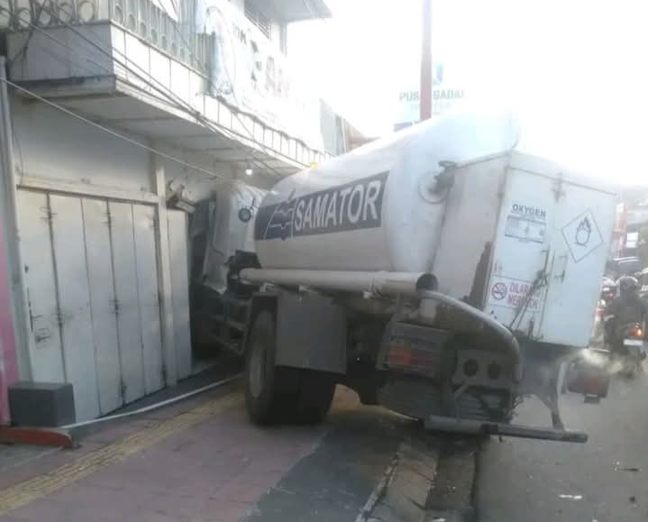 Rem Blong, Truck Hino Gas SAMATOR Tabrak Motor Hingga Jebol Toko Kain PANTES Ambarawa 