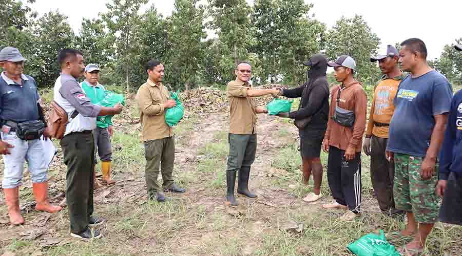 Perhutani KPH Purwodadi-Grobogan Bagikan 205 Paket Semako kepada Para Pekerja Hutan