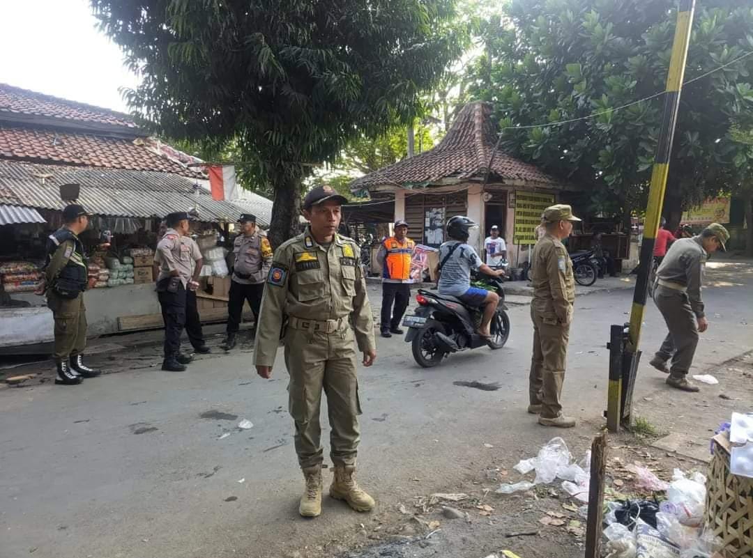 Bersama Tim Gabungan, Satpol PP Kabupaten Tegal Tertibkan Pedagang Pasar Trayeman Slawi