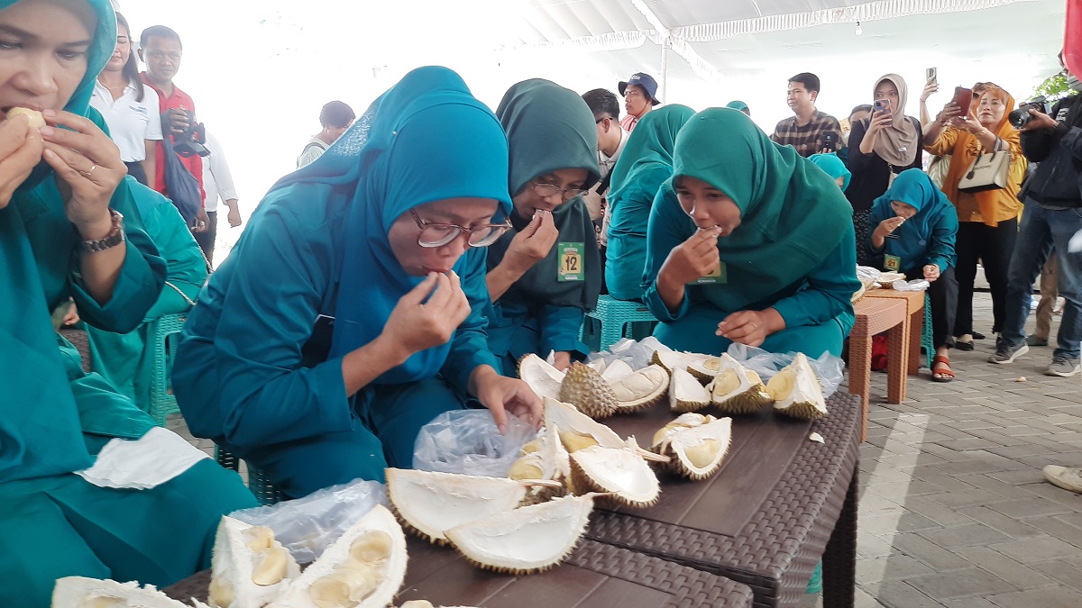 Masuk Musim Durian, 25 Ibu PKK Ikuti Lomba Makan Durian Lokal di Grebek Durian 