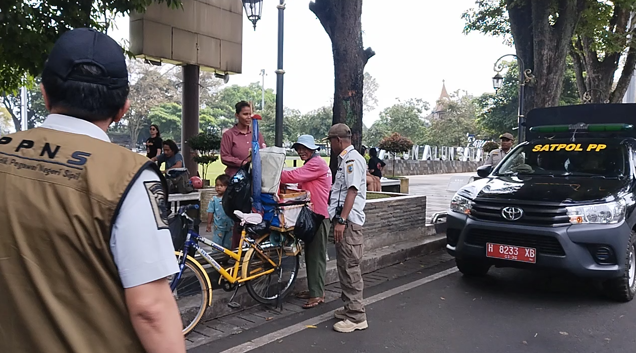 Buntut Aduan Masyarakat, Satpol-PP Salatiga Sterilkan Kawasan Alun-alun Pancasila dari Pedagang Keliling