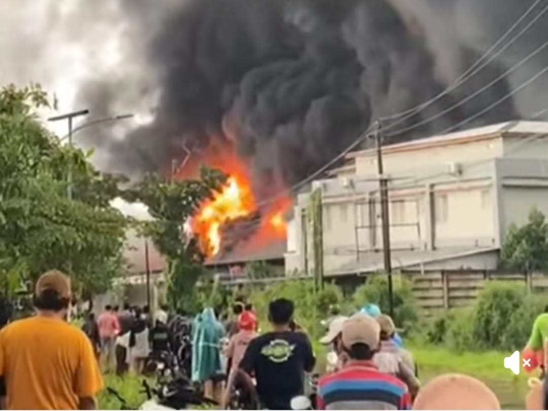 Kebakaran Hebat Hanguskan Pabrik Busa di Jepara, Dua Karyawan Nyaris Tewas Terbakar