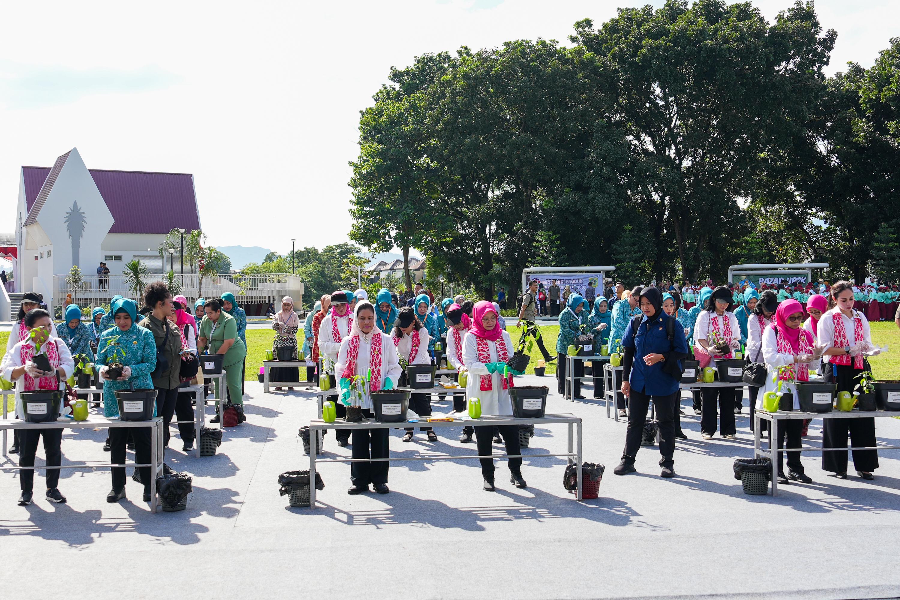 Dihadiri Ibu Negara dan Wury Ma'ruf Amin, TP PKK Pusatkan Gerakan Tanam Cabai di Kabupaten Bogor