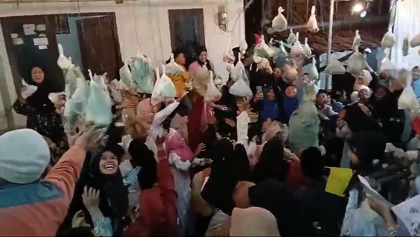 Meriah, Warga Bandarharjo Berebut Sayuran dalam Tradisi Sambut Ramadhan