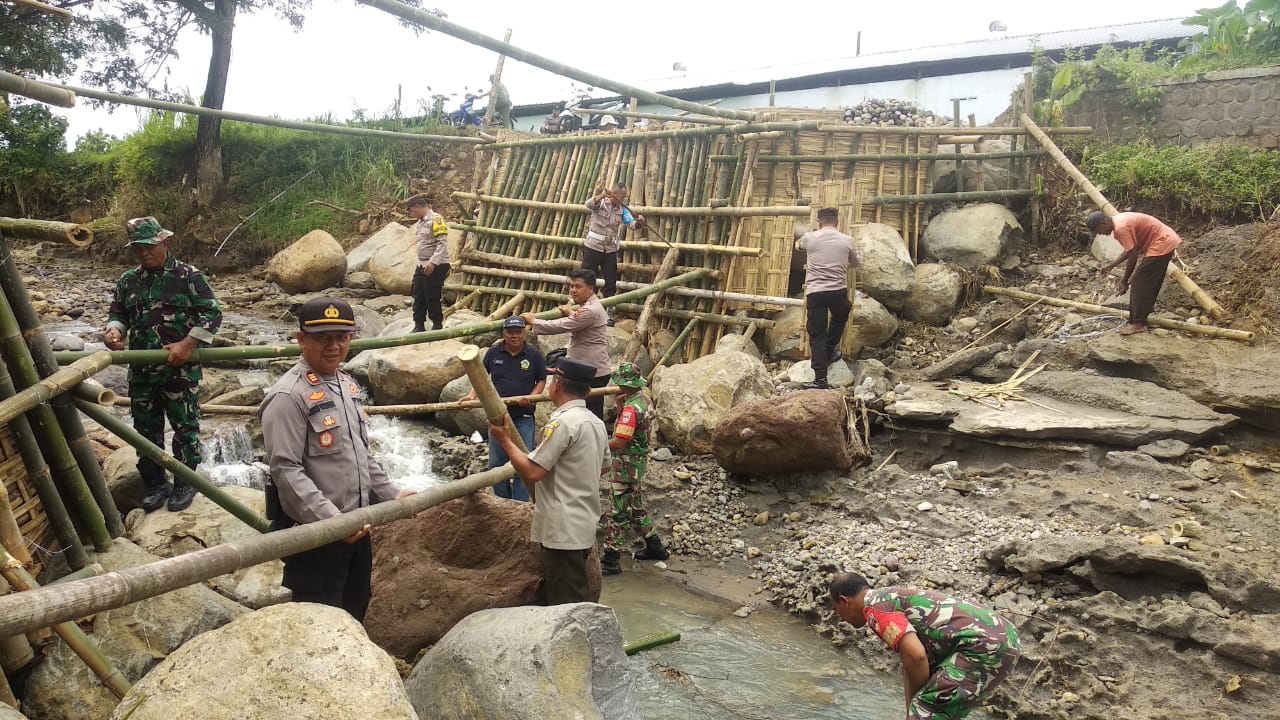 Non Stop, Aparat Bersama Warga Bangun Jembatan Darurat Winong Sragen