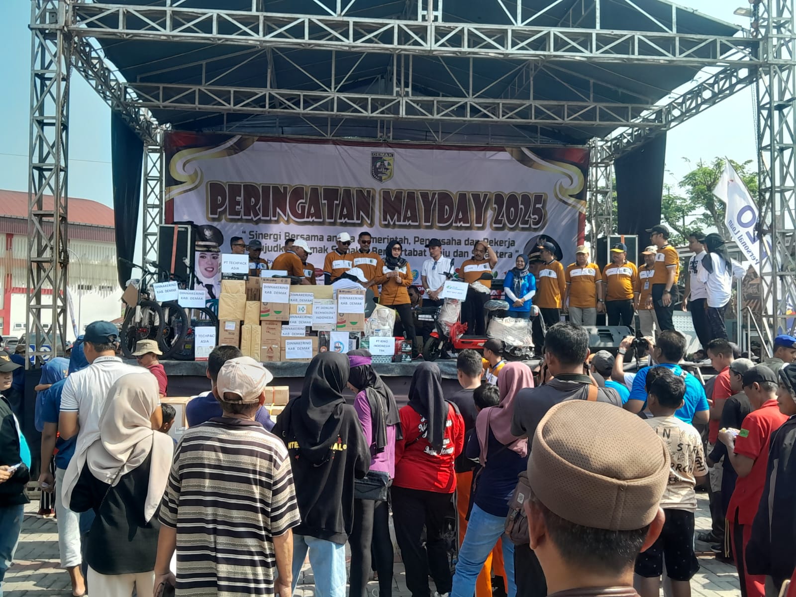 May Day 2025, Ribuan Buruh Demak Jalan Sehat dan Orasi Sampaikan Aspirasi