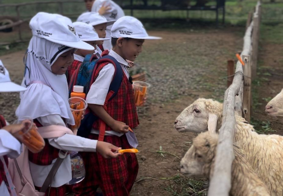 Outing Class Kelas Bilingual Sunshine KB-TK Al Irsyad Kota Tegal Adakan Outing Class ‎