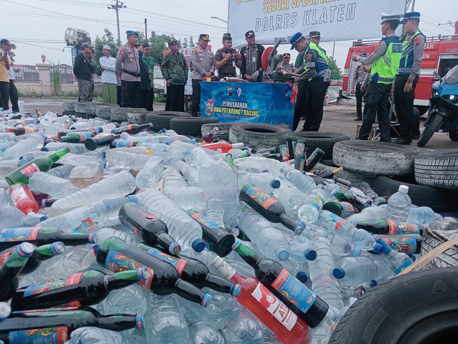 Hari Pertama Ramadan, Polres Klaten Musnahkan Ribuan Botol Miras dan Knalpot Brong