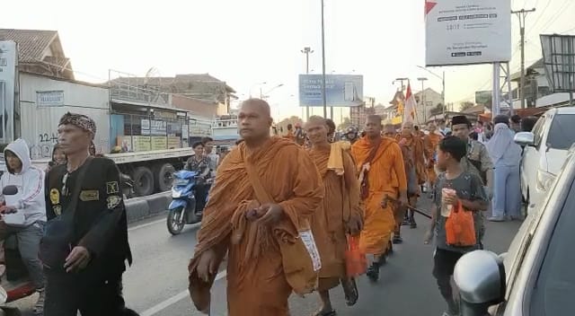 Bikin Heboh, Rombongan Biksu Thudong Masuk Jateng Lewat Brebes