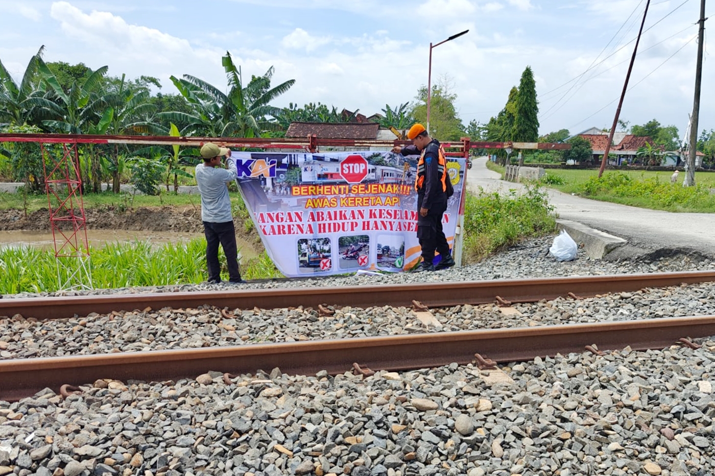 Viral, Pelemparan Batu ke Kereta Api