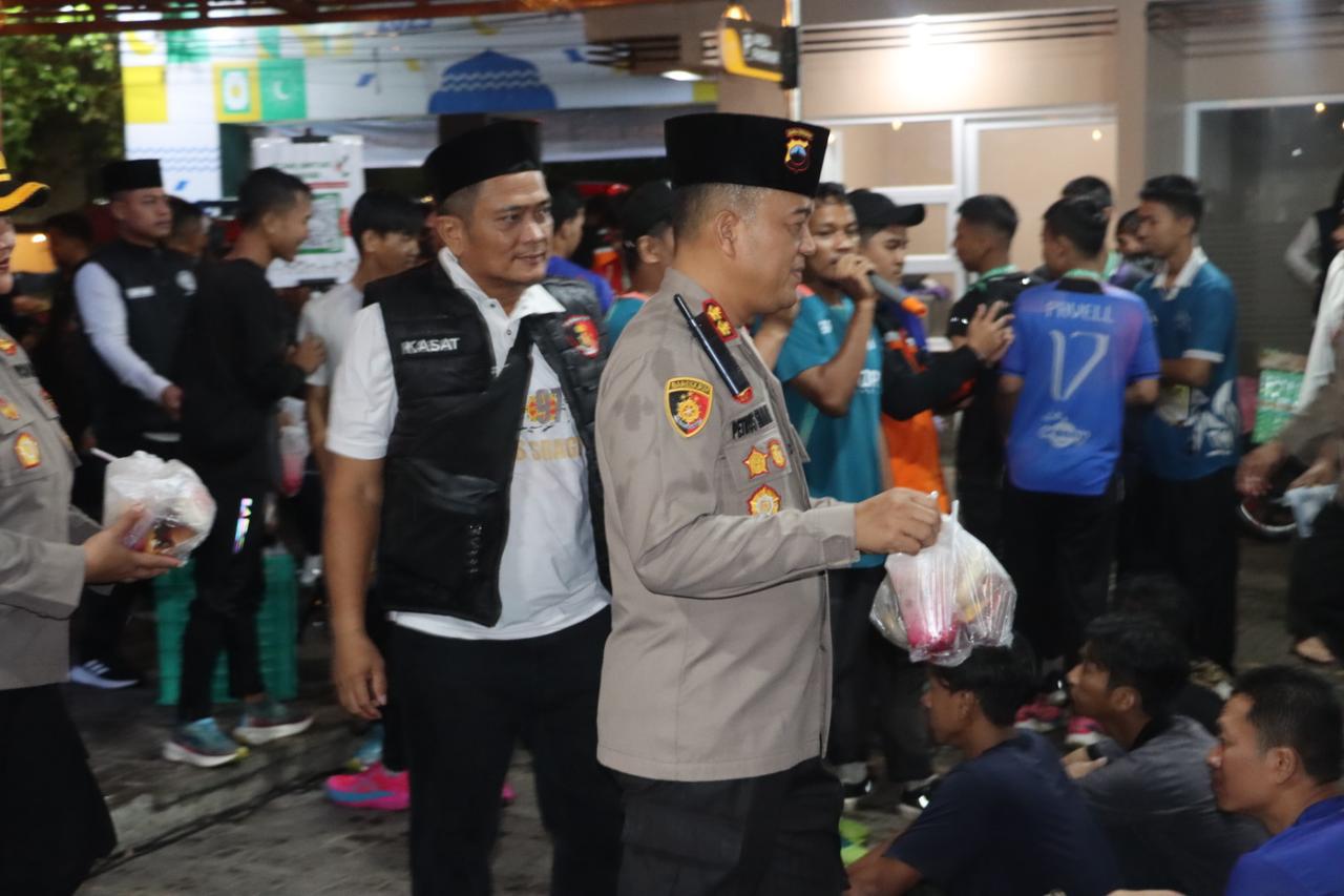 Tak Mau Ketinggalan, Kapolres Sragen Terjun Langsung Berbagi Takjil