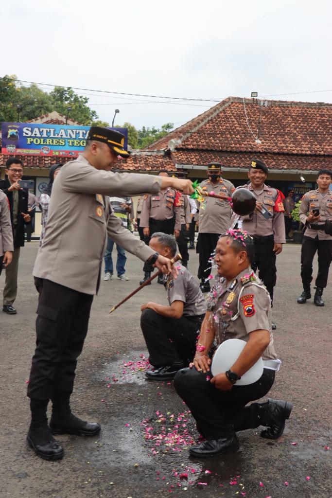 Tradisi Penyiraman Air Bunga dan Penyemprotan Warnai Upacara Kenaikan Pangkat anggota Polres Tegal