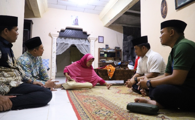 Haji Ischak Kunjungi Kader Muslimat NU yang Kecelakaan di Suradadi Kabupaten Tegal 