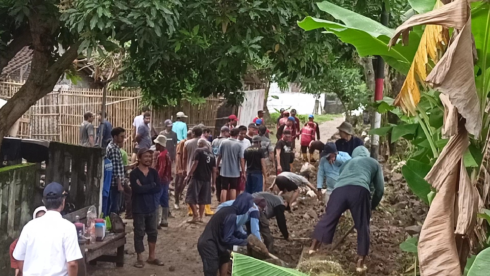 Puluhan Rumah di Mangunharjo Terendam Banjir Kiriman, Warga Bersihkan Lumpur Usai Talut Sungai Plumbon Ambrol