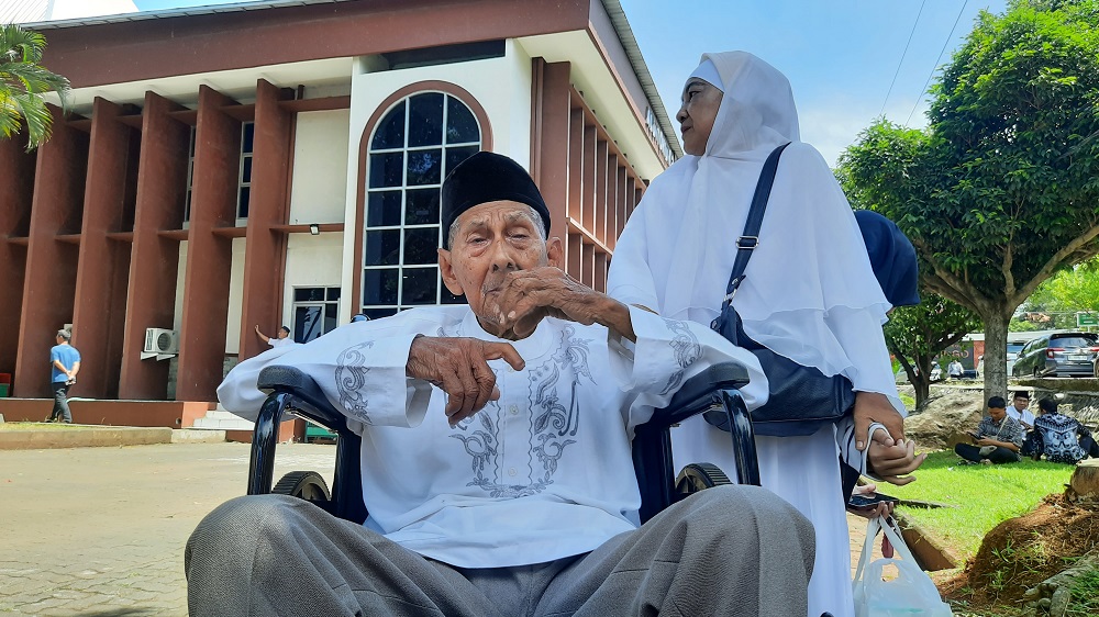 Meski Sempat Tertunda Karena Sakit, Suwirto Calon Jamaah Haji Tertua Semarang Berangkat Ditemani Anaknya