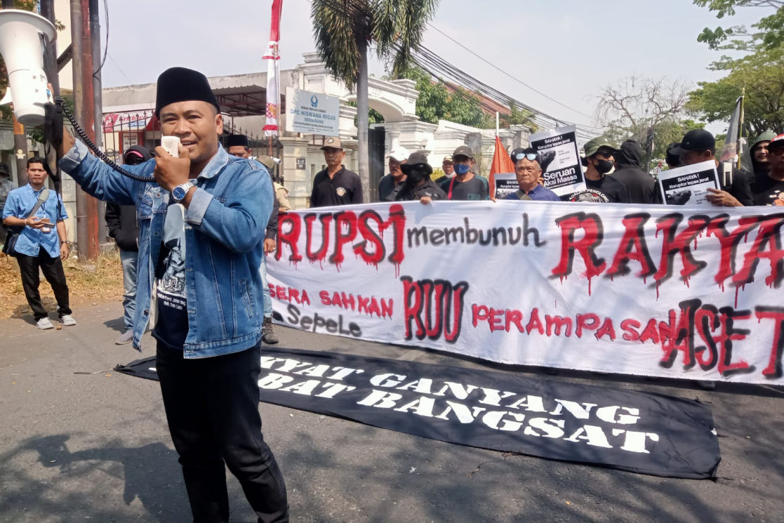 Massa Kontra Sudewo Datangi Pengadilan Tipikor Semarang, Sempat Bersitegang dengan Pendukung