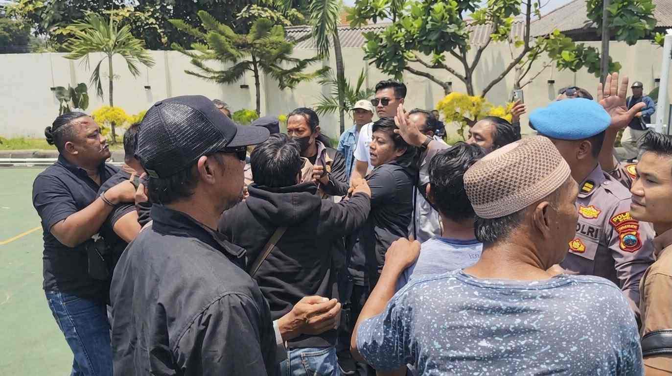 Bentrokan Pecah di PN Pati, Kecam Aksi Botok Siram Jubir
