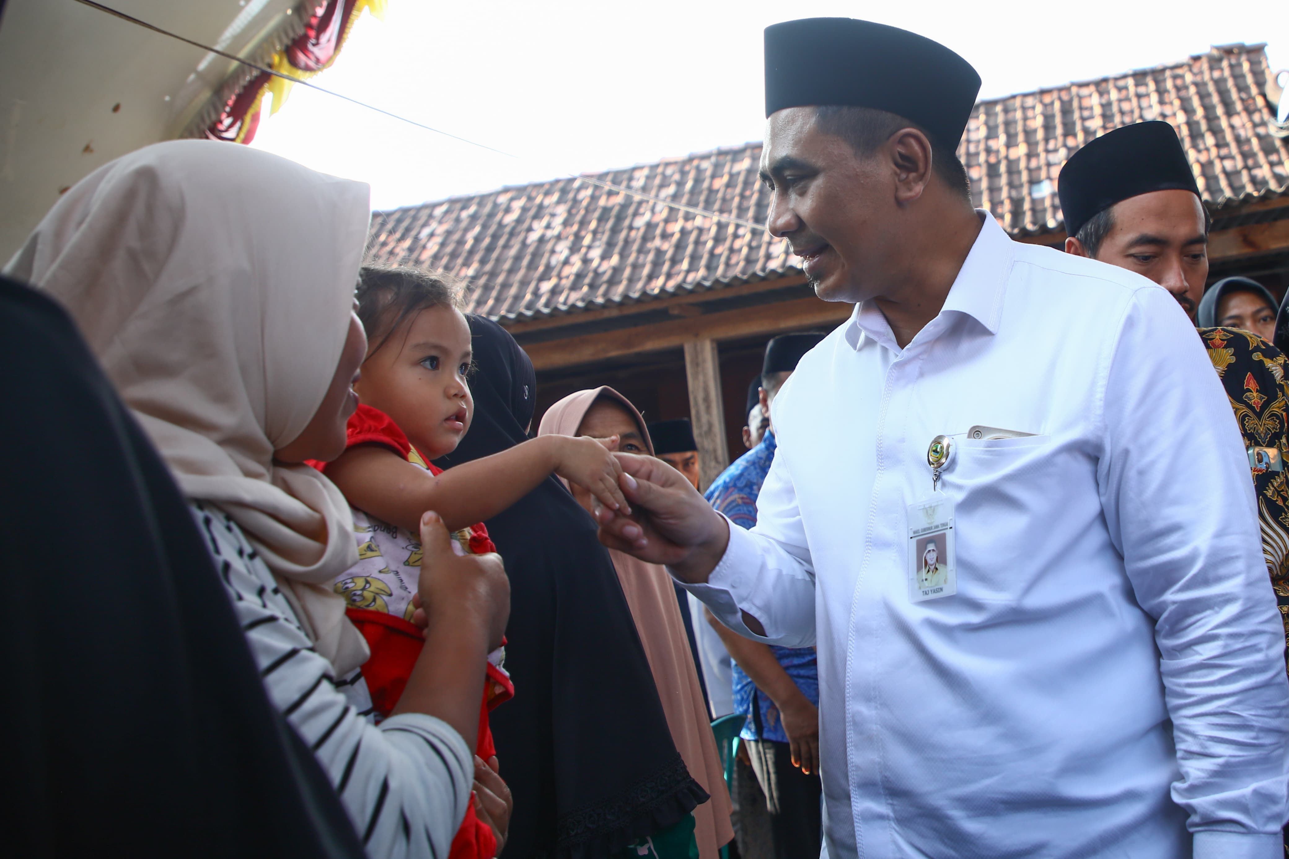 Kembangkan Perekonomian Warga, Taj Yasin Salurkan Rp860 Juta untuk Modal Usaha