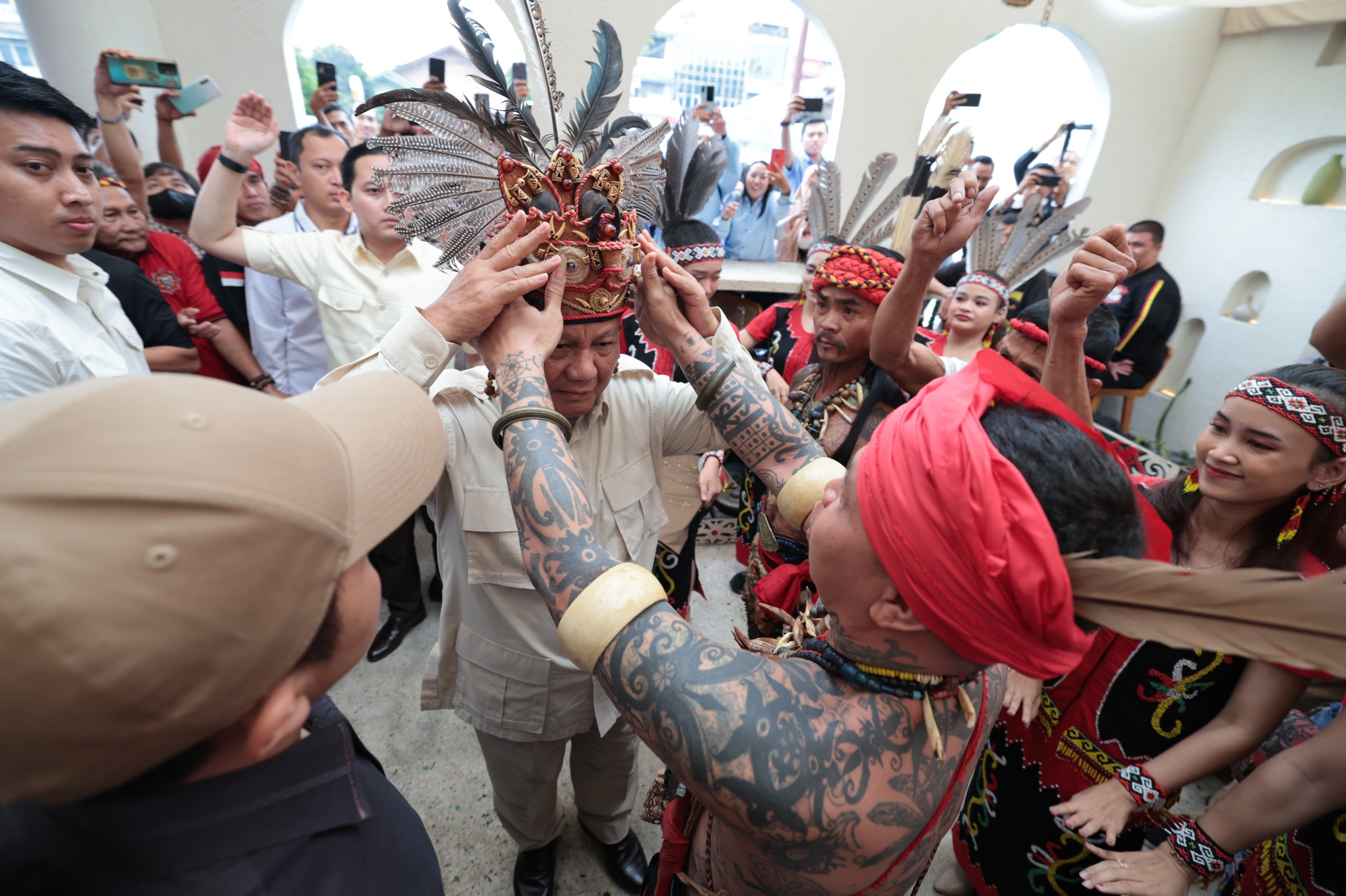 Prabowo Disambut Ribuan Warga Dayak dan Panglima Jilah Pasukan Merah TBBR di Pontianak