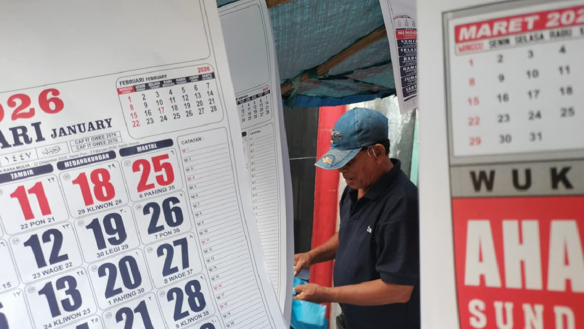 Menggantung Harapan di Pinggir Pasar Johar, Kisah Satiman Bertahan dari Jualan Kalender Musiman