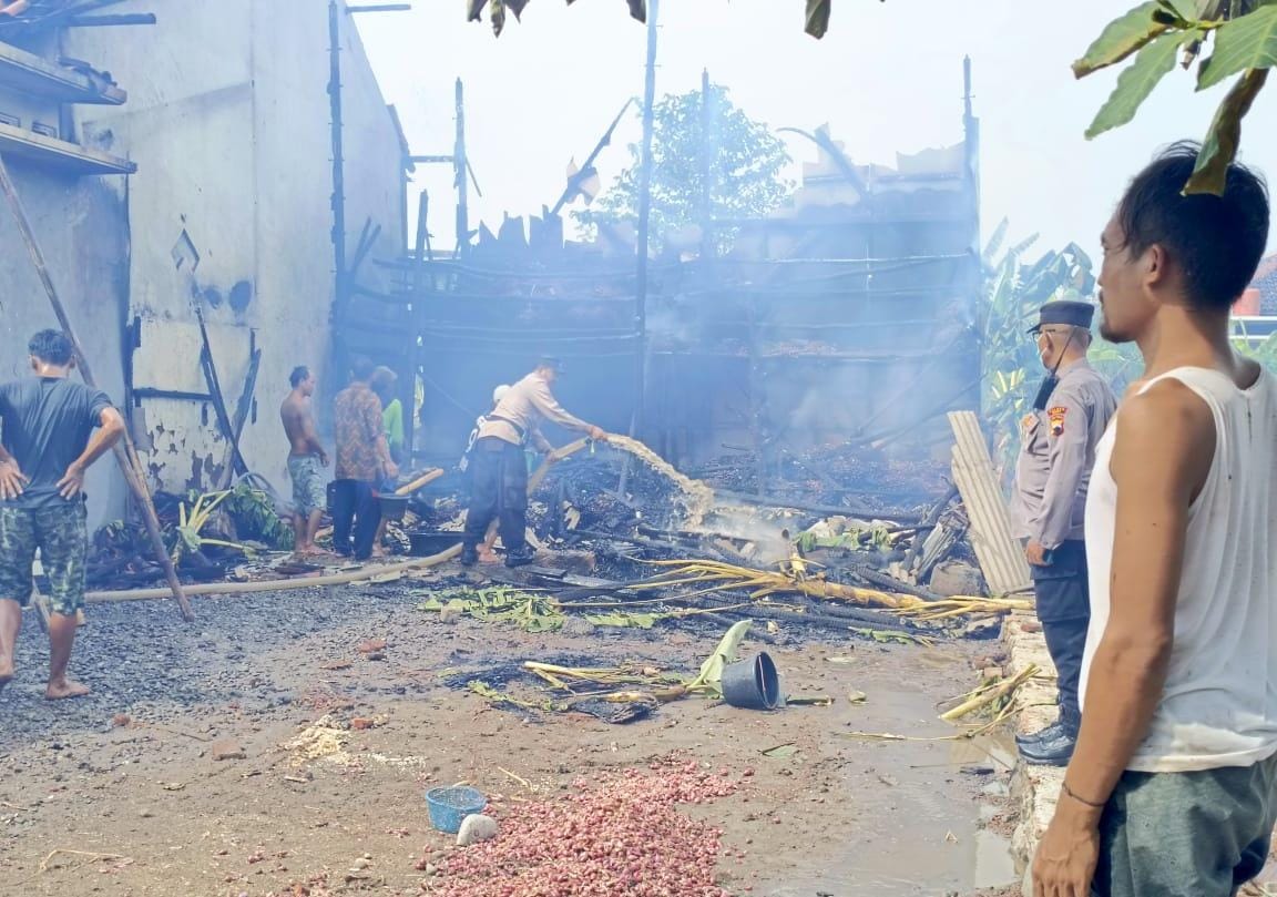 Gudang Bawang Merah di Wanasari Kabupaten Brebes Terbakar Akibat Proses Pengasapan