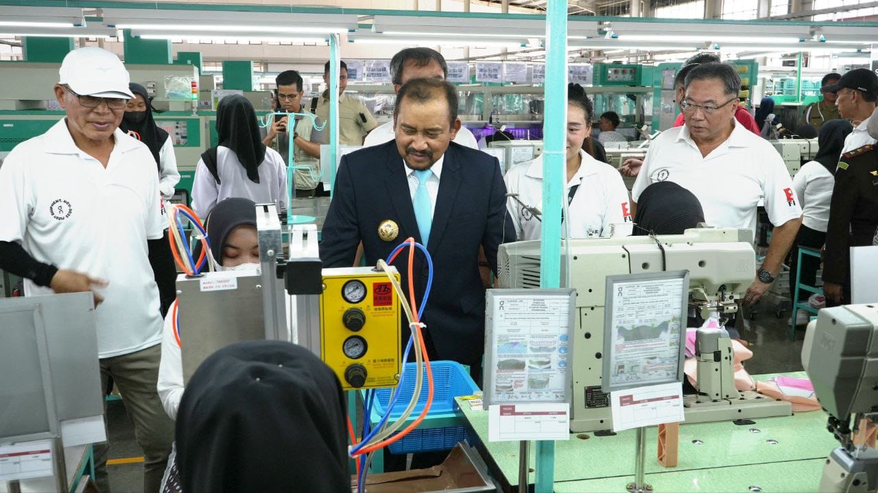 Bupati Pemalang Lepas Ekspor Perdana Produk Sepatu Olahraga