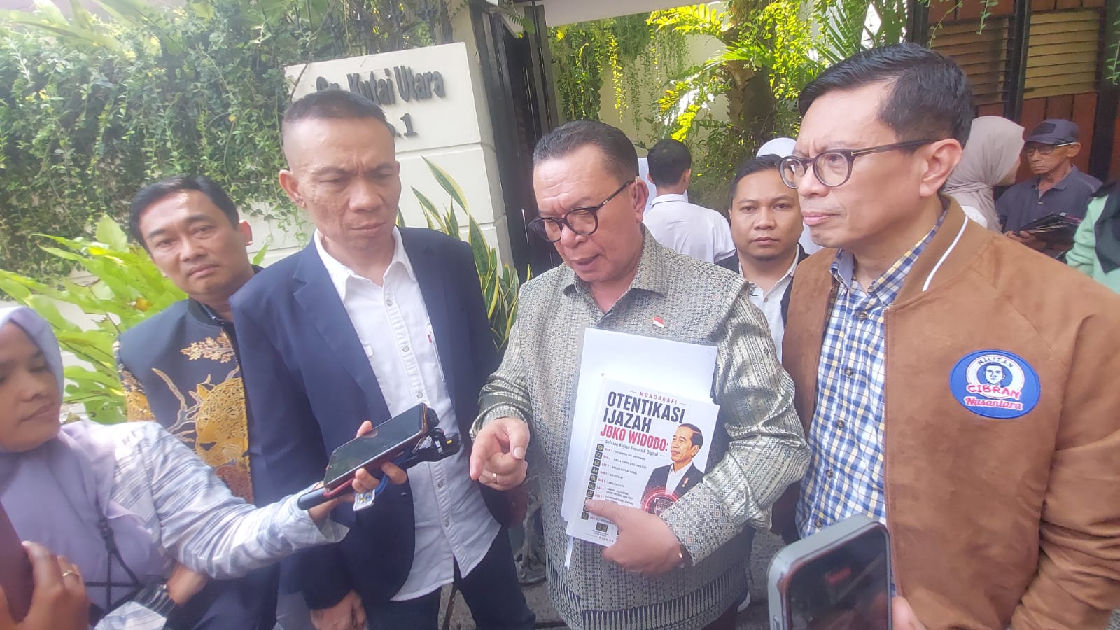 Jokowi Teken Buku Rismon Sianipar, Bentuk Pertanggungjawaban Ilmiah ...