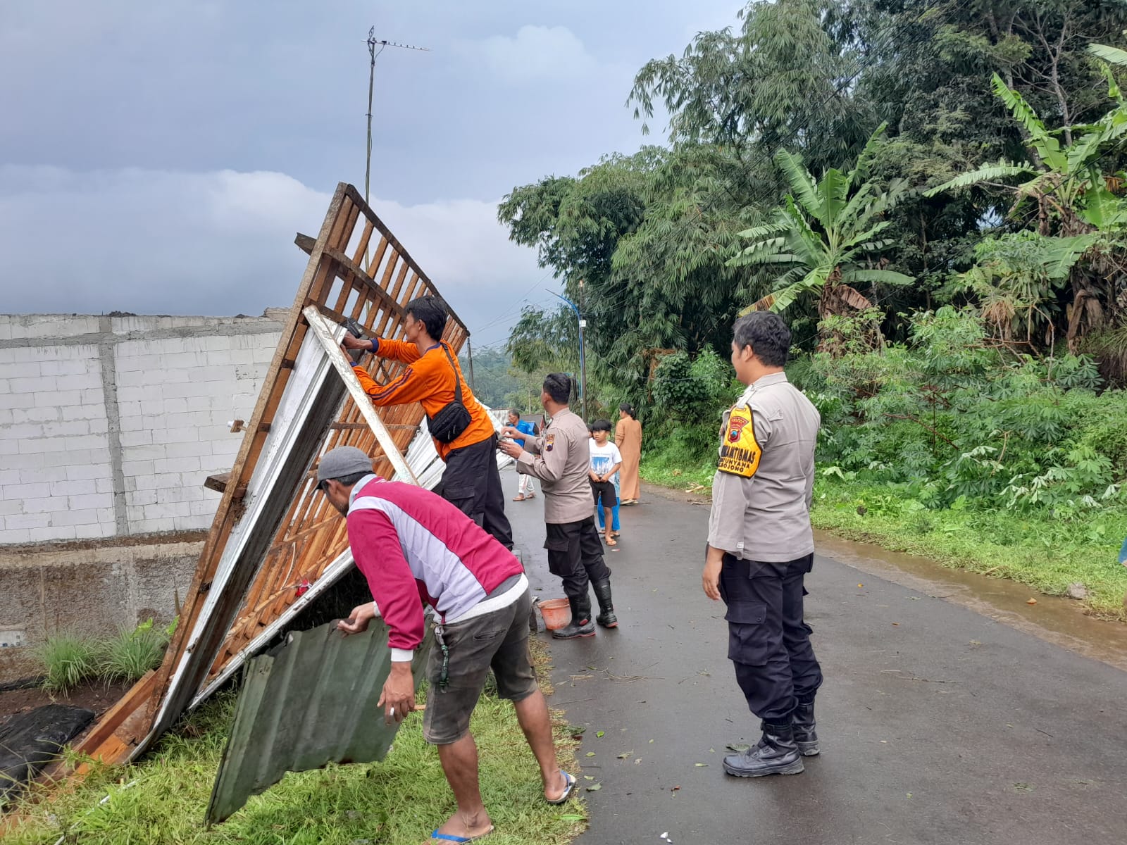 Gerak Cepat, Polisi Hadir di Tengah Bencana