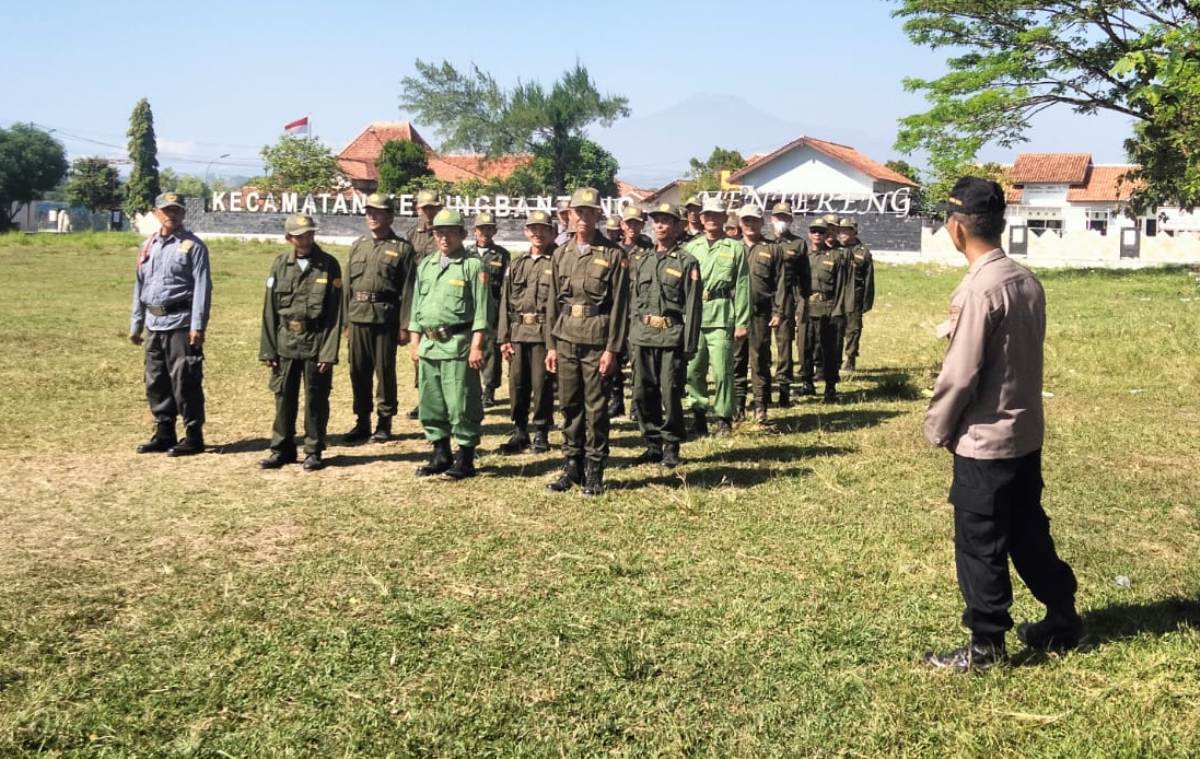 Polisi Gembleng Linmas Kedungbanteng Tegal untuk Bangun Keamanan Desa 