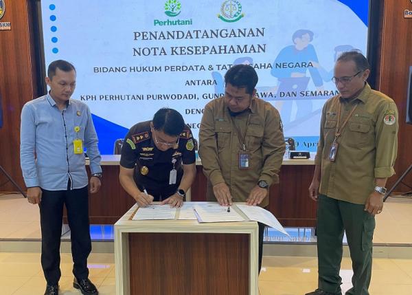 Kejari Grobogan dan KPH Purwodadi Tandatangani Nota Kesepahaman Soal Penanganan Hukum