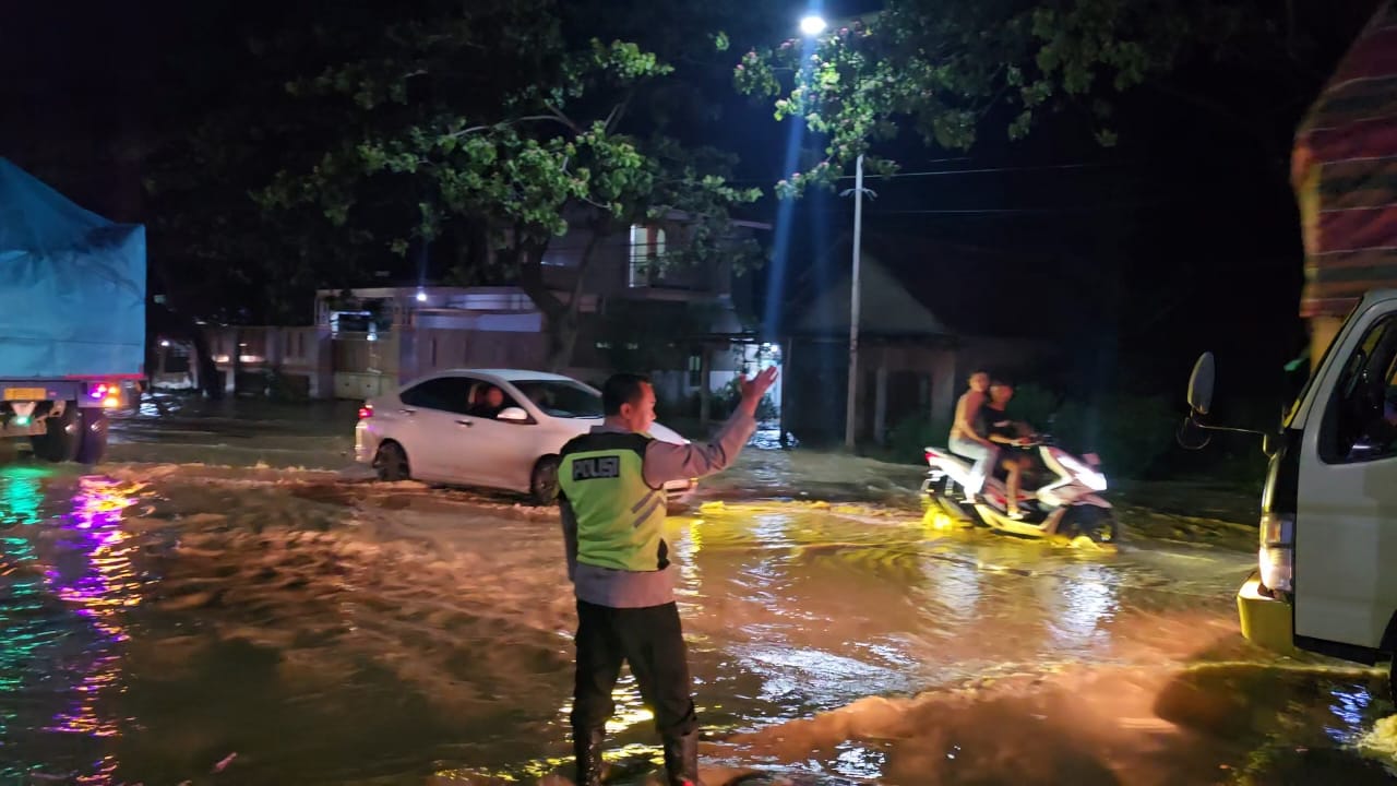 Hujan Deras Picu Sungai Gandam Meluap, Jalan Pantura Pati Terendam Banjir