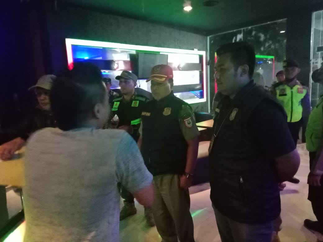Instruksi Bupati Faiz, Satpol PP Batang Paksa Tutup Karaoke Bandel