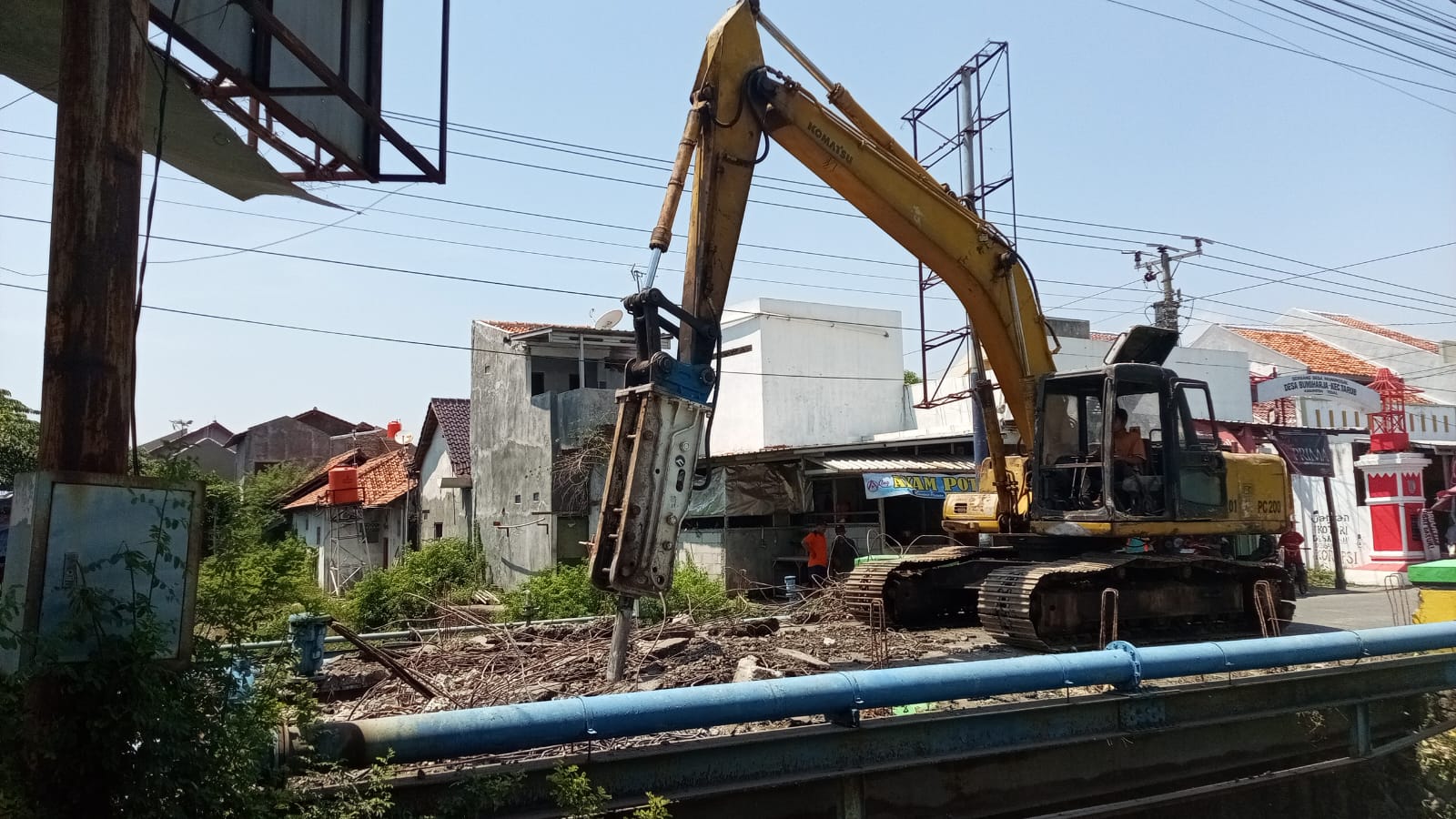 Jembatan Pasar Kemantran Kabupaten Tegal Dibongkar, Arus Lalu Lintas Dialihkan