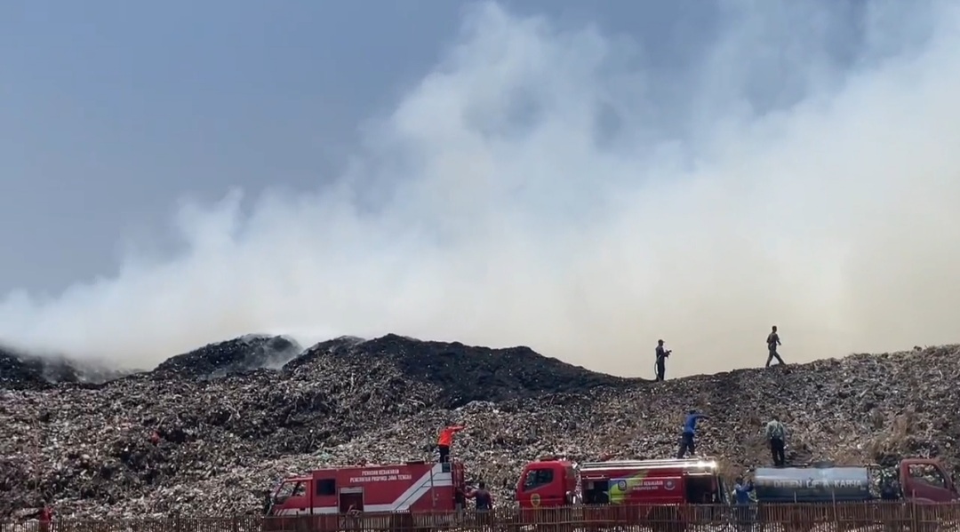 TPS Plosojenar Pati Terbakar, Damkar Butuh 3-4 Hari Padamkan Api